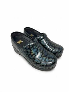 NEW DANSKO women's professional patent clogs in metallic cheeta